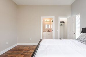 Free WiFi, bed sheets - Luxury 3Story Private Pool 8BR Retreat (Red Rock)
