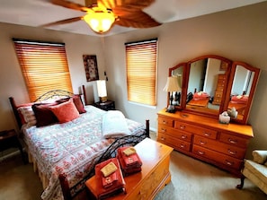 2 bedrooms, desk, iron/ironing board, WiFi - Easy Walk to Steelers & Pirates (Pittsburgh)