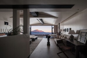 Habitación familiar con 2 camas individuales, fumadores, vistas a la montaña | Ropa de cama de alta calidad, minibar, caja fuerte