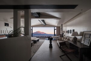 Quarto duplo família, para fumantes, vista para a montanha | Roupas de cama premium, frigobar, cofres nos quartos