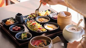 Desayuno completo diario (CNY 68 por persona)