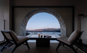 Suite panorámica, vista a la montaña | Ropa de cama de alta calidad y minibar 