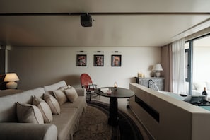 Ropa de cama de alta calidad y minibar