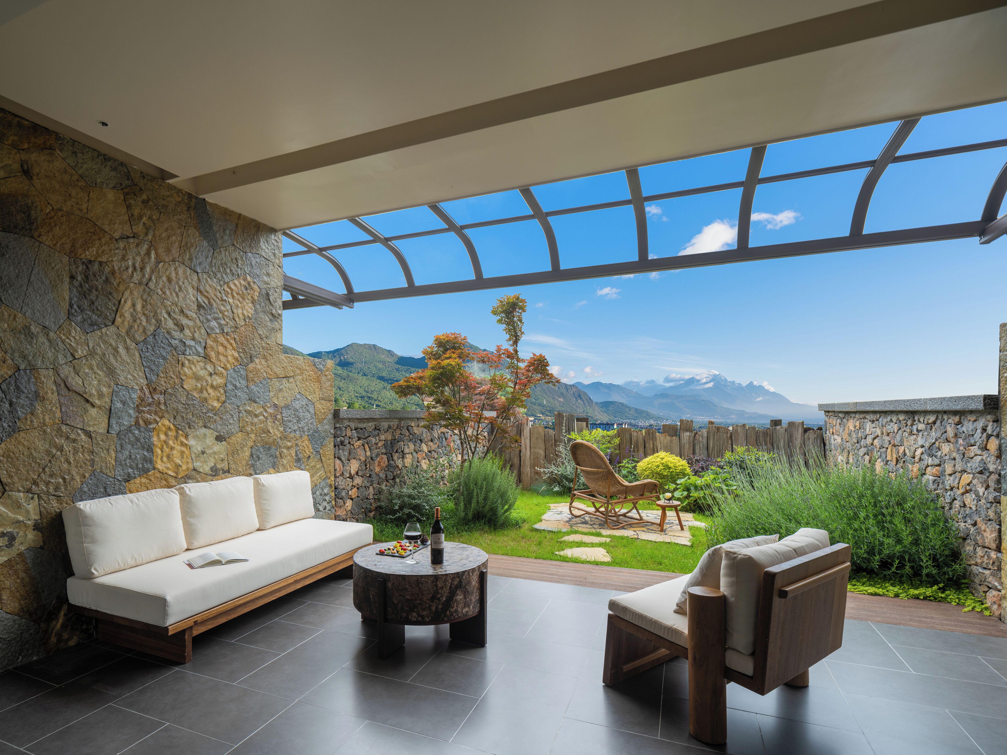 全景双床房, 山景 | 高档床上用品、迷你吧、客房内保险箱、特色装修