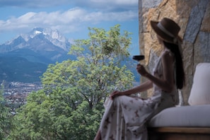 Chambre familiale avec lits jumeaux, vue sur la colline | Literie de qualité, minibar, coffre-fort, décor unique