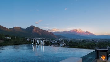 Una piscina al aire libre, sombrillas