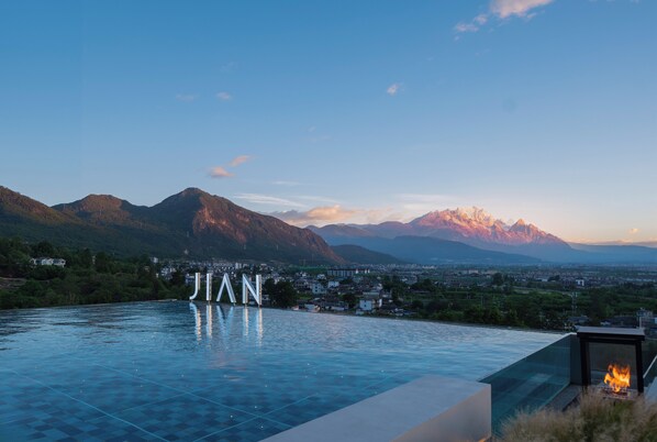 Una piscina al aire libre, sombrillas