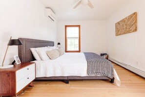 5 bedrooms, iron/ironing board, Internet, bed sheets - Stony Kill Ranch - Hot Tub and Waterfall Access (Kerhonkson)