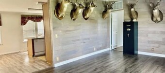 Wow 3 hotel rooms in 1 perfect stay over, thru Hinds County, Pets are allowed!
