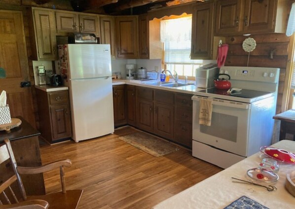 Geladeira, micro-ondas, fogão, cooktop