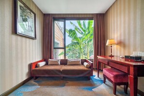 Familierom, bakgårdsutsikt | Sengetøy av topp kvalitet, individuelt dekorert og individuelt innredet