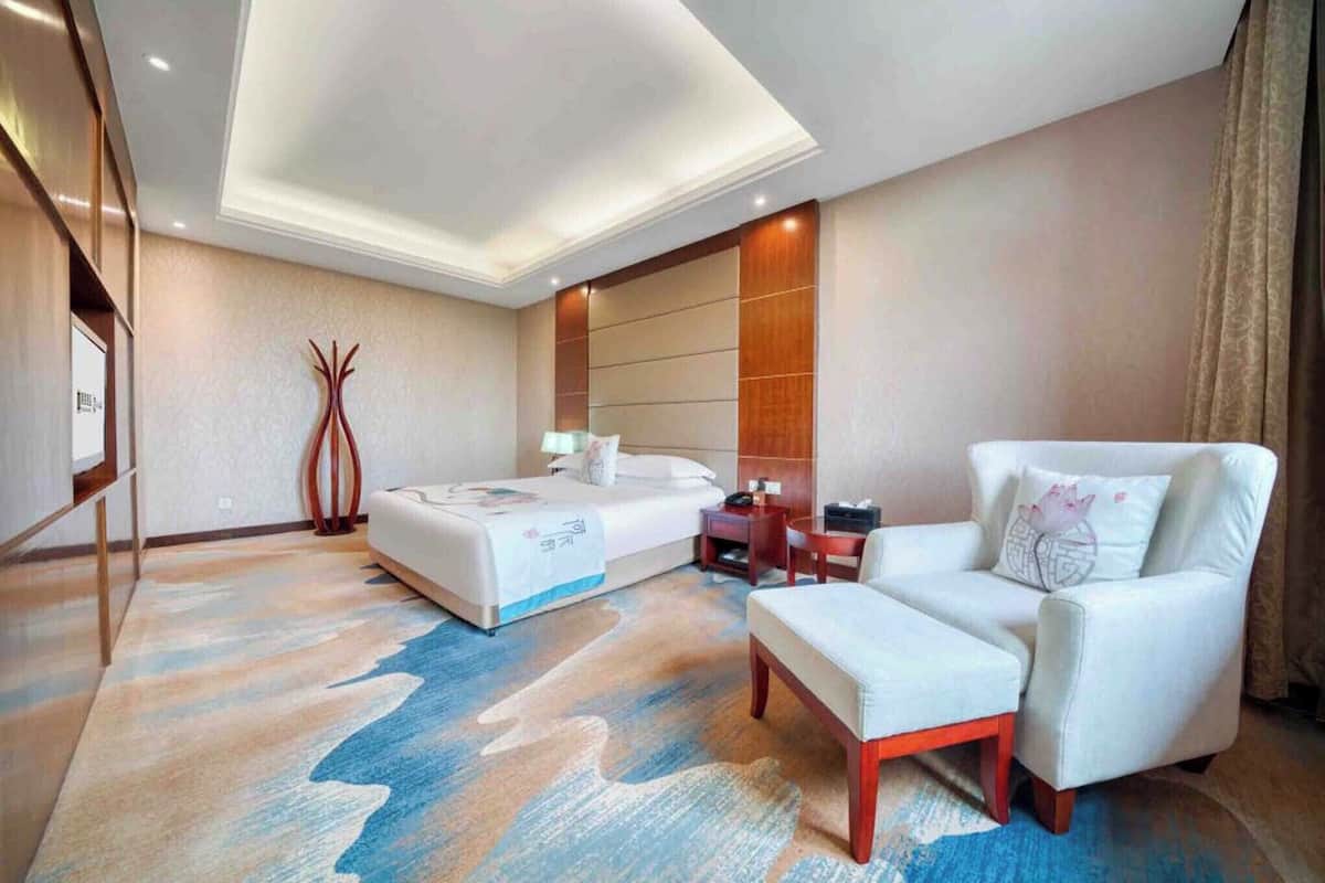 Superior Suite, Partial Lake View