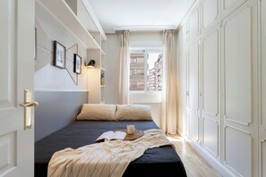 4 bedrooms, iron/ironing board, WiFi, bed sheets