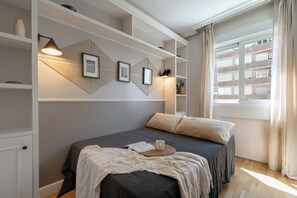 4 عدّة غرف نوم ومكواة/لوح كي وواي فاي وملاءات أسرّة