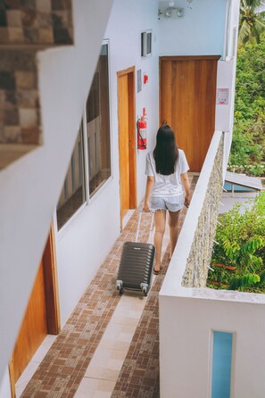 Espacio para trabajar con laptop y wifi gratis 