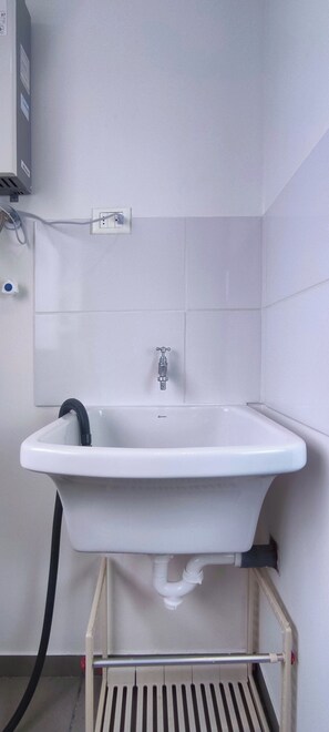 Sèche-cheveux, serviettes fournies, savon, papier toilette