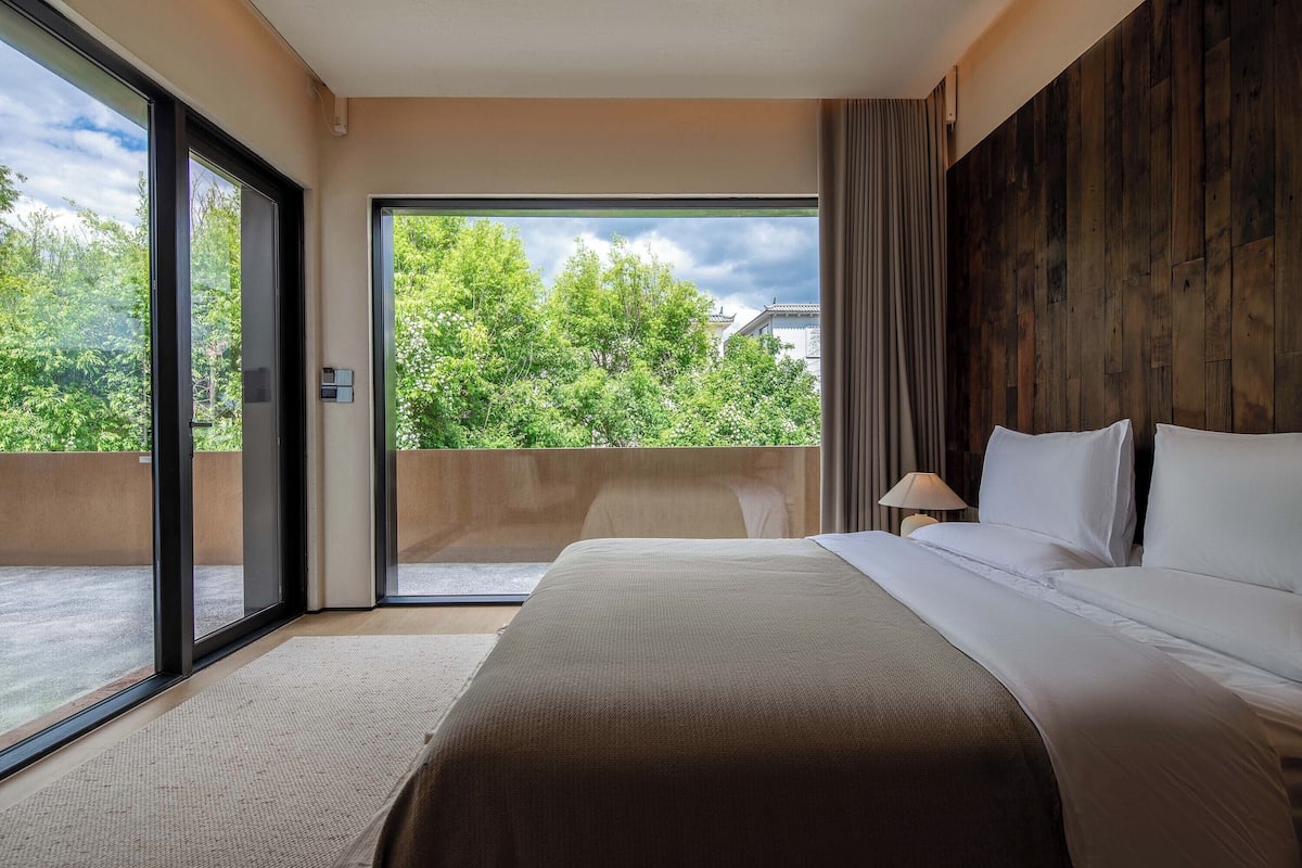 Design Double Room | Premium bedding, minibar, individually decorated, individually furnished