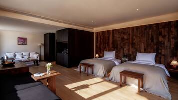 Ropa de cama de alta calidad y minibar con artículos gratuitos