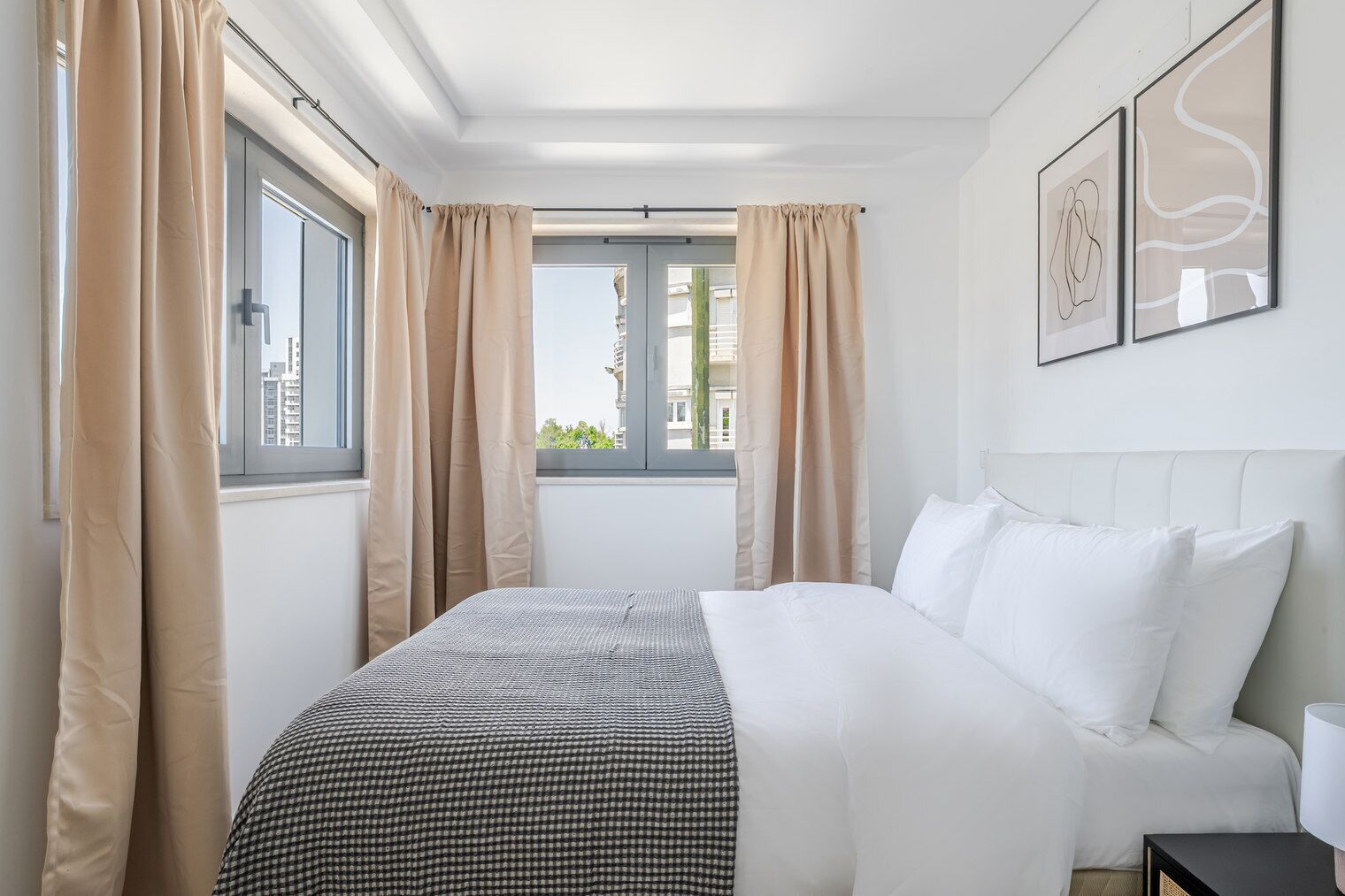 2 عدّة غرف نوم ومكواة/لوح كي وواي فاي وملاءات أسرّة