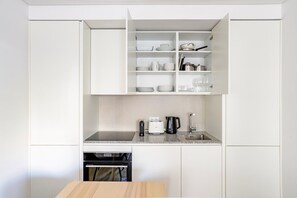 Kühlschrank, Mikrowelle, Ofen, Herdplatte