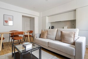 TV, stereo - Blueground | Alvalade, view, nr Campo Pequeno (Lisbon)