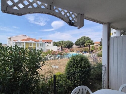 Garden apartment with sea view and swimming pool