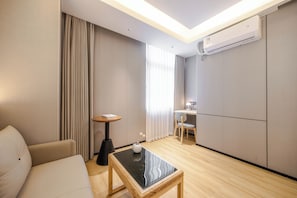 Signature Twin Room | Desk, laptop workspace, free WiFi