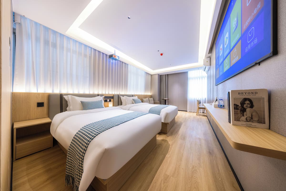 Signature Twin Room | Desk, laptop workspace, free WiFi