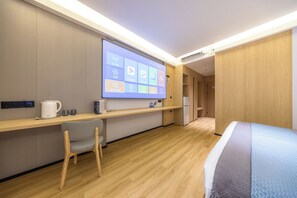 Quarto casal com design assinado | Escrivaninha, espaço de trabalho para notebook, Wi-Fi de cortesia