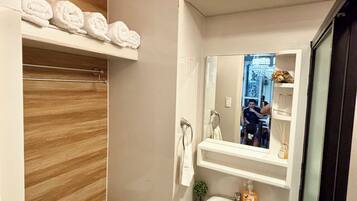 シャワー、ビデ、タオル、石鹸