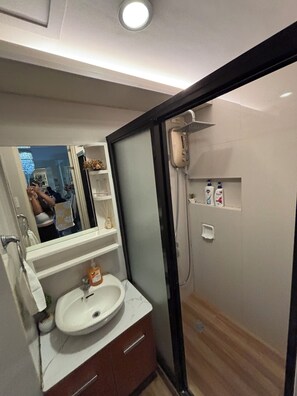 Shower, bidet, towels, soap