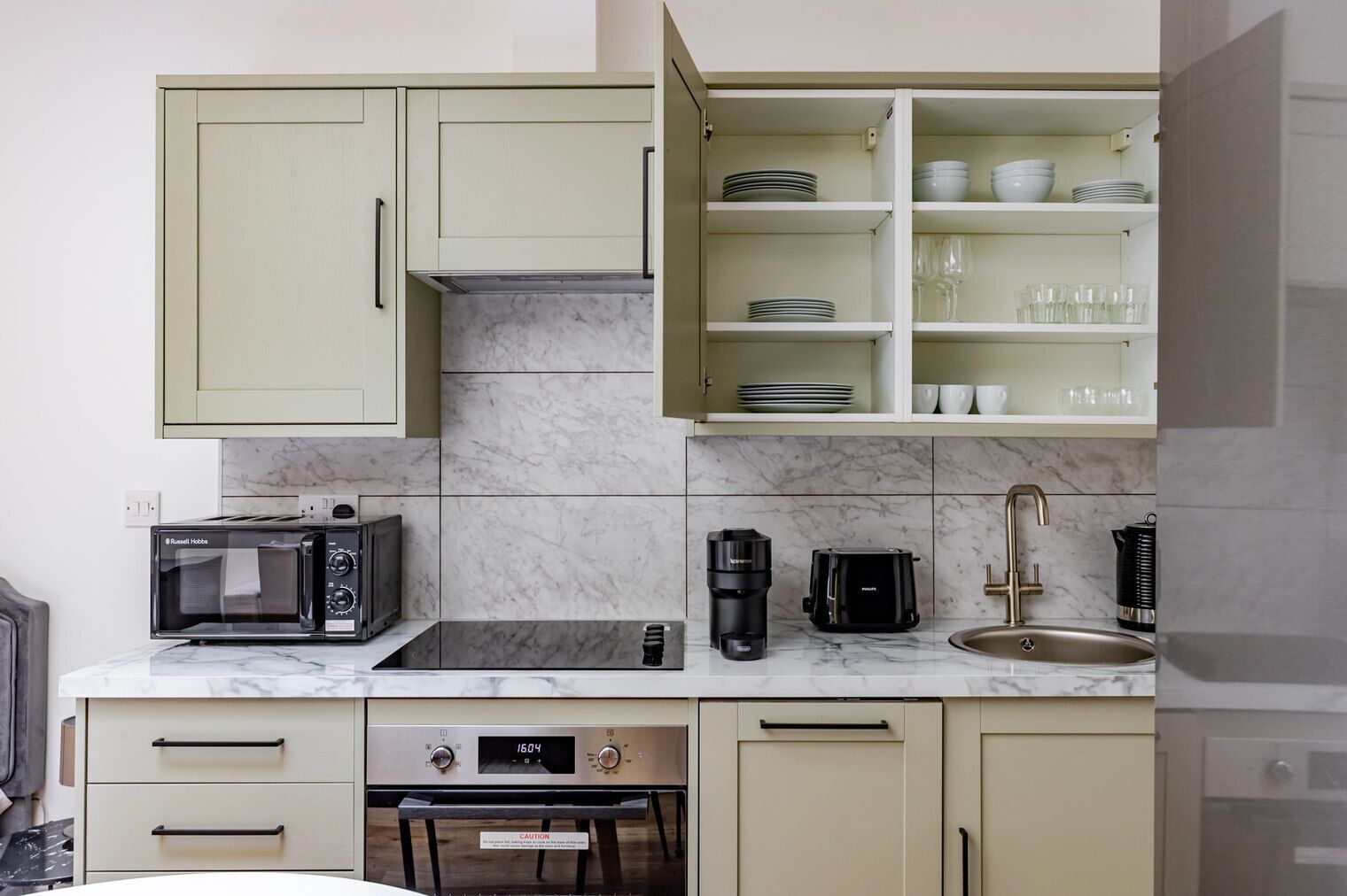 Kjøleskap, mikrobølgeovn, ovn og oppvaskmaskin