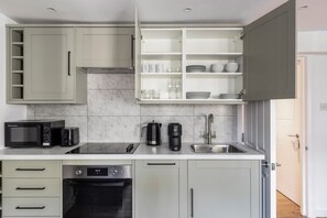 Fridge, microwave, oven, dishwasher - Blueground | Fitzrovia, view, nr British Museum (London)