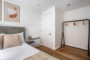 1 habitación, tabla de planchar con plancha, wifi y ropa de cama