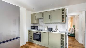 KĂŒhlschrank, Mikrowelle, Ofen, GeschirrspĂŒler