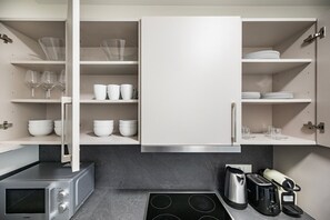 Réfrigérateur, micro-ondes, four, plaque de cuisson