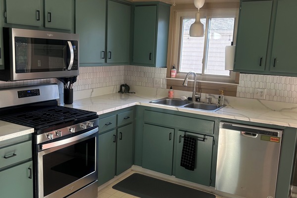 Een microgolfoven, een oven, een kookplaat, een vaatwasser