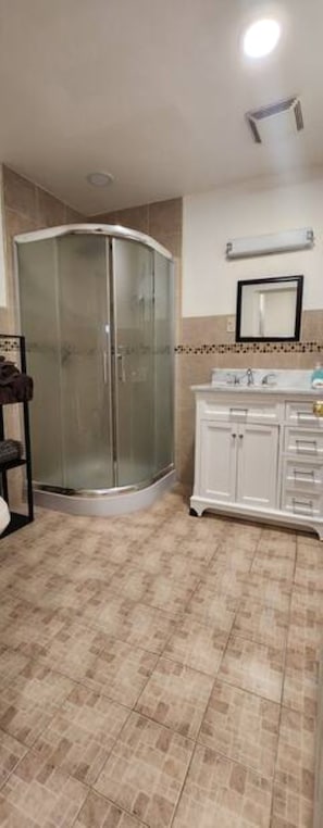 Douche, sĂšche-cheveux, serviettes fournies, savon