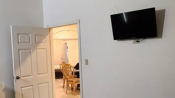 3 bedrooms, iron/ironing board, internet, bed sheets