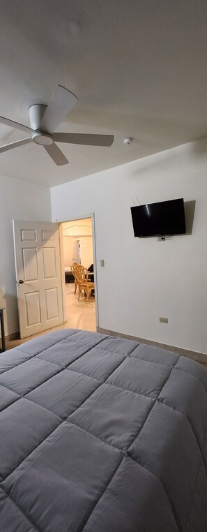 3 habitaciones, tabla de planchar con plancha, internet y ropa de cama 