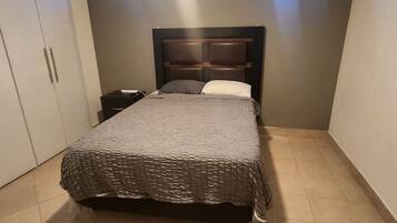 3 bedrooms, iron/ironing board, internet, bed sheets