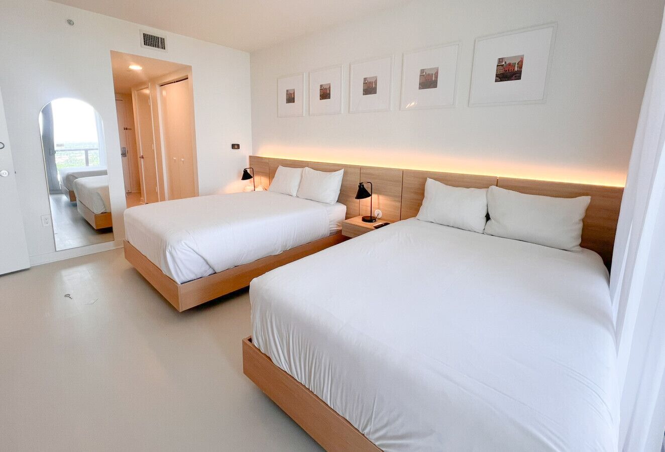 2 habitaciones, escritorio y tabla de planchar con plancha 