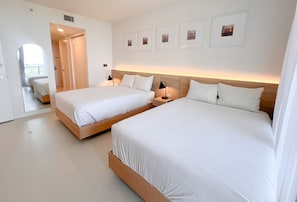 2 habitaciones, escritorio y tabla de planchar con plancha
