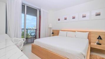 2 habitaciones, escritorio y tabla de planchar con plancha