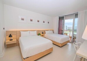 1 habitación, escritorio, tabla de planchar con plancha y cuna de viaje