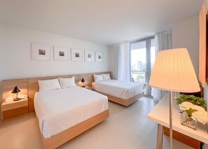 1 habitación, escritorio, tabla de planchar con plancha y cuna de viaje 