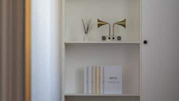 Kamar Double Khas, AC, pemandangan kota | Seprai premium, busa memori, meja kerja, dan ruang kerja ramah laptop