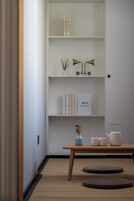 Ropa de cama de alta calidad, colchones con efecto memoria y escritorio