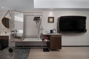 Une salle de bain moderne avec une douche, un meuble-lavabo avec un miroir, des toilettes et une grande fenêtre.