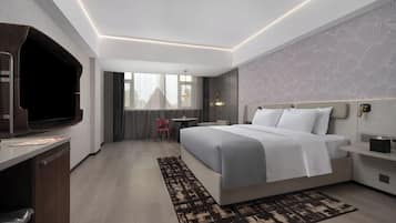 Dobbeltrom – standard, byutsikt | Sengetøy av topp kvalitet, memory foam-senger og skrivebord